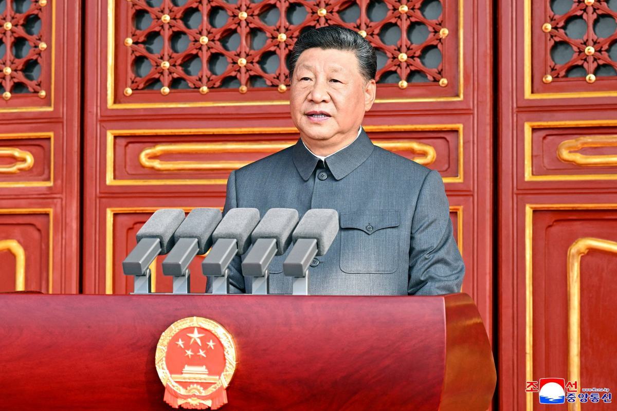 抗日戦争・世界反ファシズム戦争勝利80周年の軍事パレードで演説する習近平国家主席