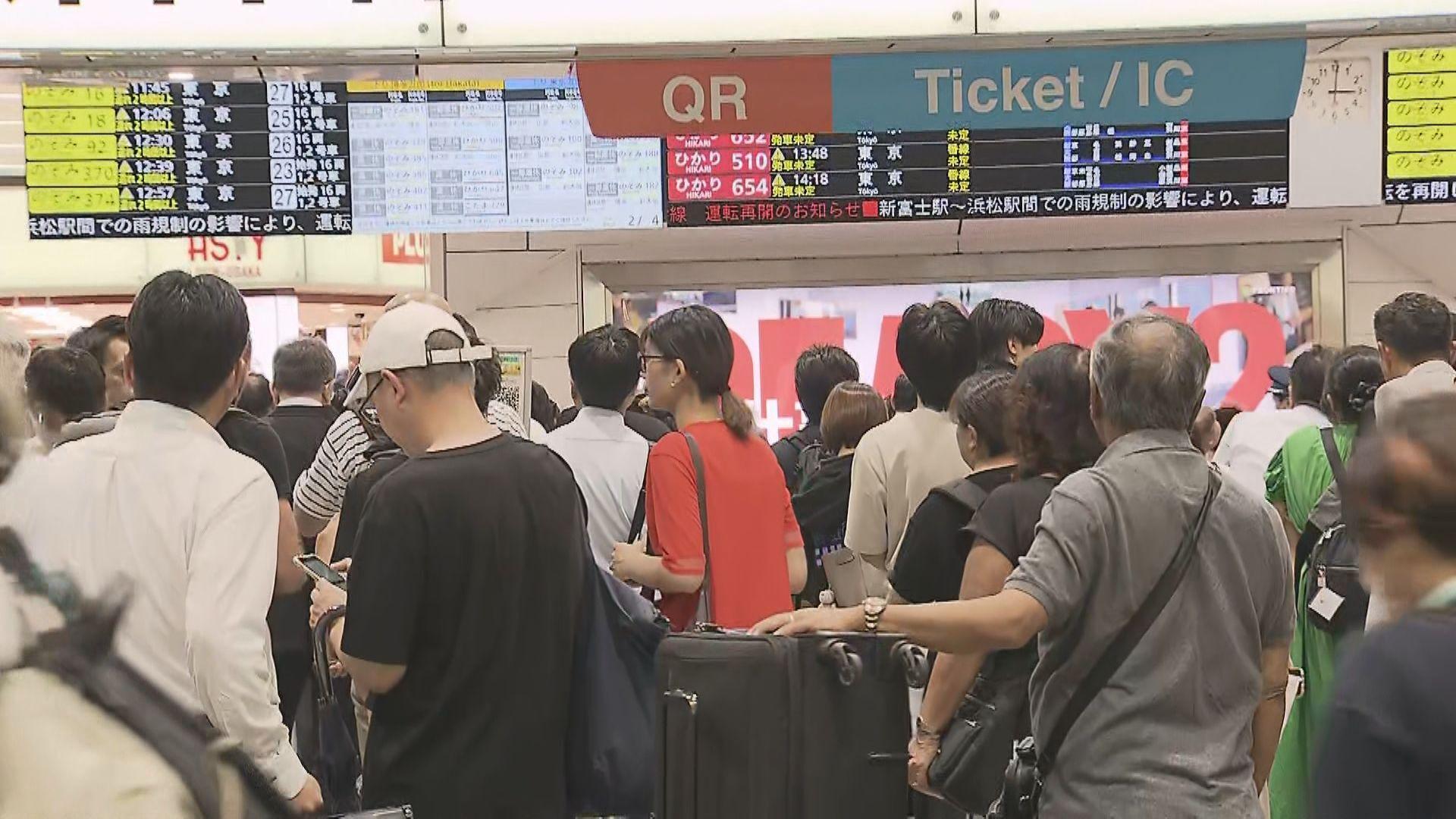 運転再開直後、出発を待つ乗客で混雑するJR新大阪駅のホーム