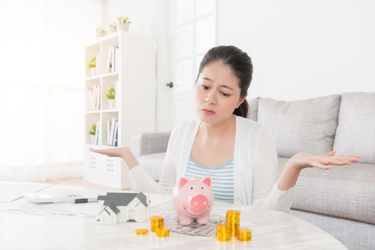 年収800万円でも貯蓄ゼロの家計状況について考える女性の様子