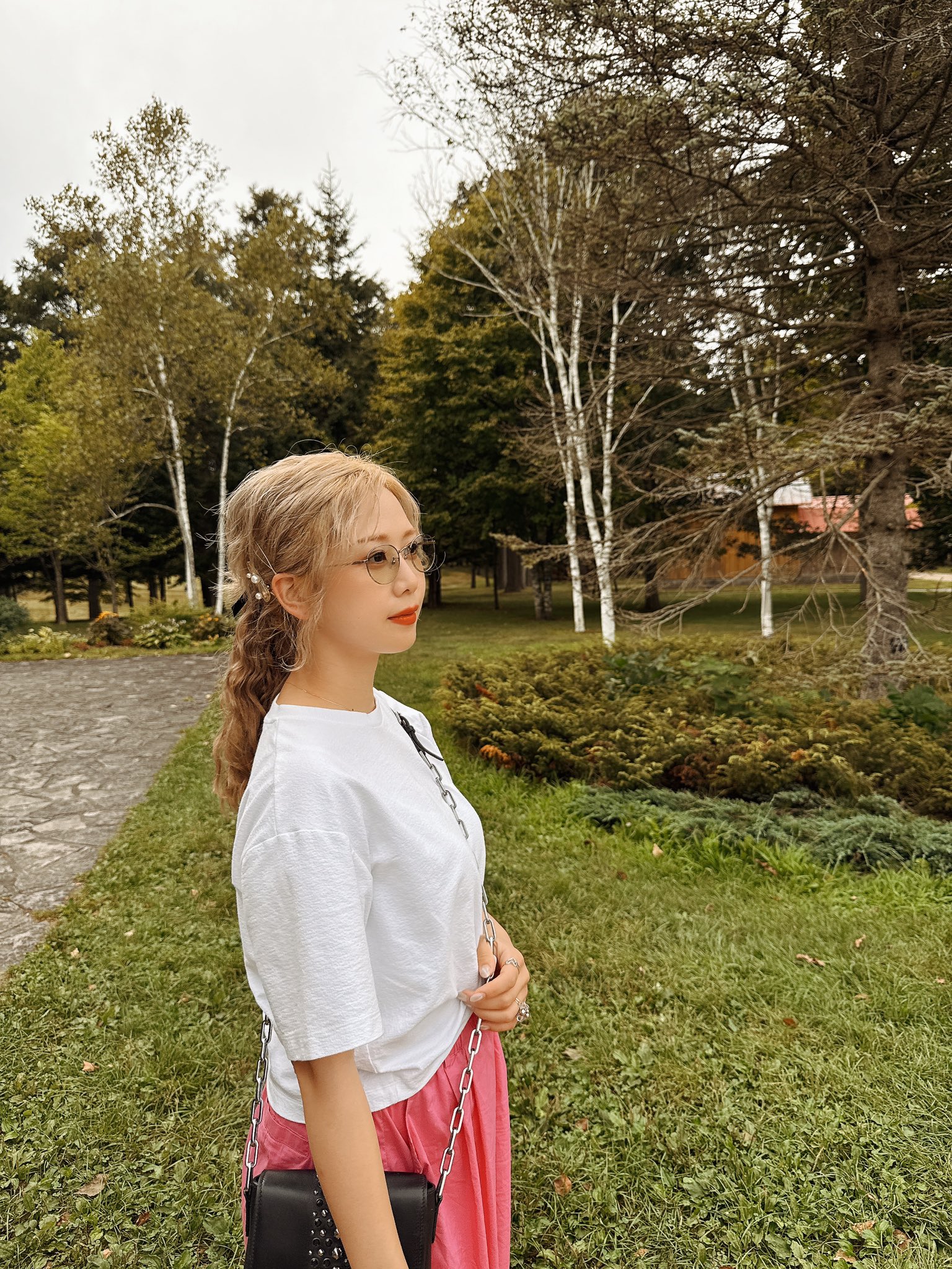 元AKB48大家志津香がXで公開した「ぽっこりお腹」写真、子供服売り場で笑顔を見せる