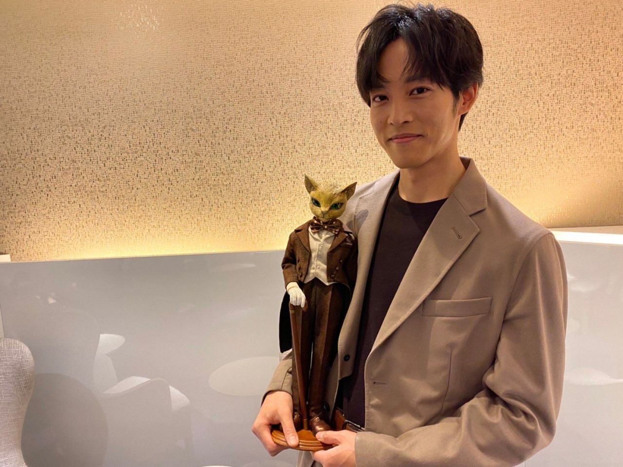 松坂桃李が髭を生やしスーツ姿でクールな表情を見せる。アニメ映画「ひゃくえむ。」の宣伝で新しい魅力が話題に。