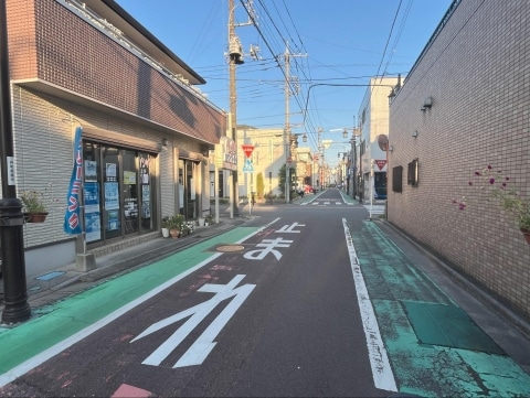 飲酒逆走死亡事故の現場となった川口市の交差点。被害車両が横断しようとしていた状況