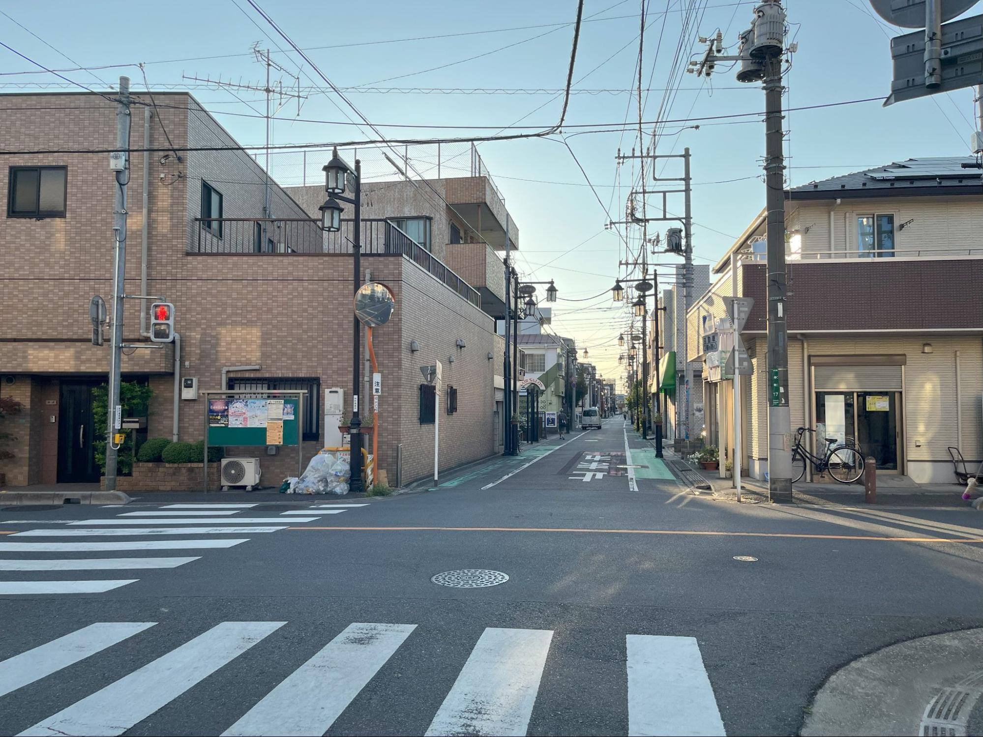 川口市で発生した飲酒運転逆走事故現場の交差点。少年の車が進入した経路を示す