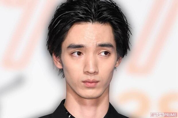 大麻所持容疑で連行される俳優の清水尋也容疑者。その際に着用していたニット帽に注目が集まった。