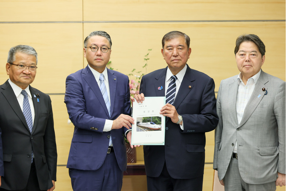 石破総理と共に長崎県の大石賢吾知事から要望書を受け取る林芳正官房長官（右端）