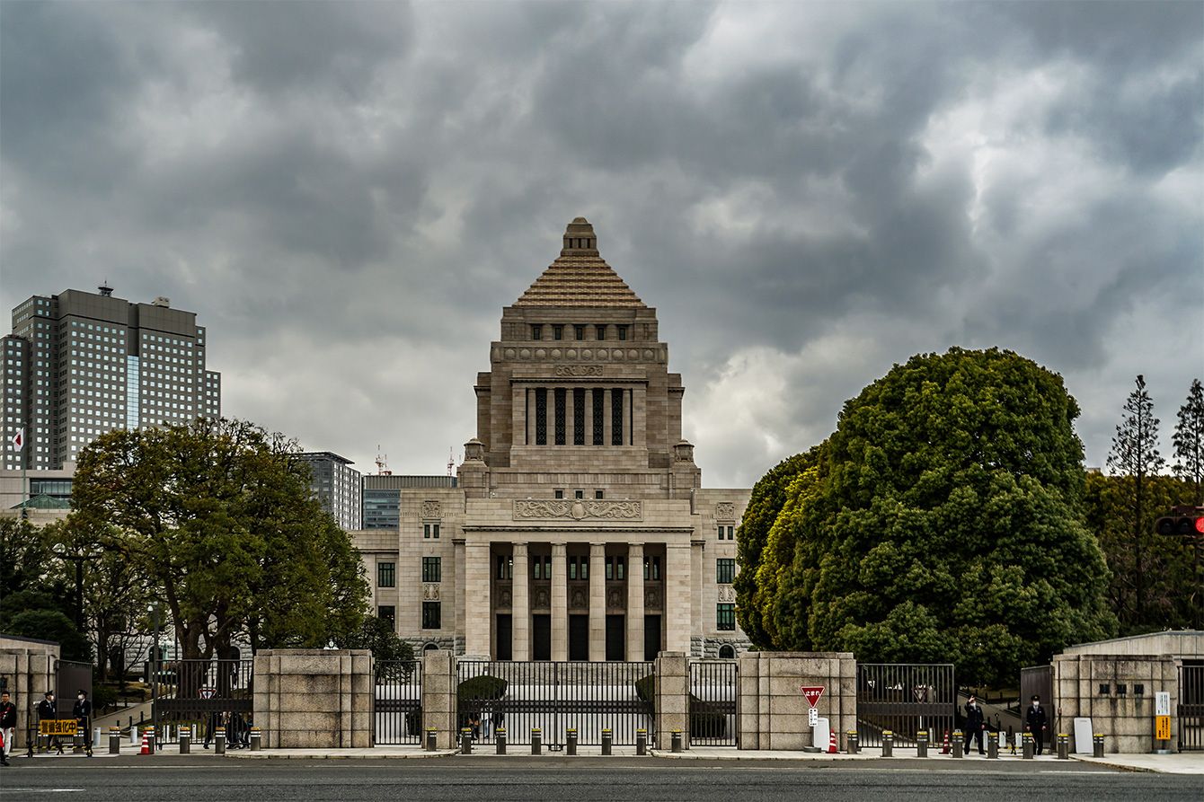 立憲民主党の幹部が戦略や政策について話し合う会議の風景