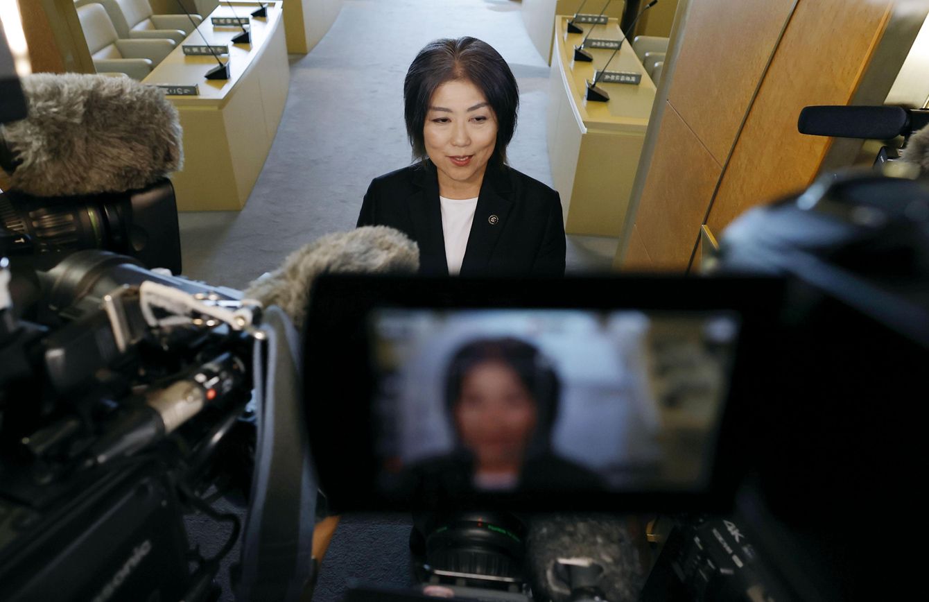不信任決議案可決後、記者団の質問に応じる伊東市長・田久保真紀氏の様子