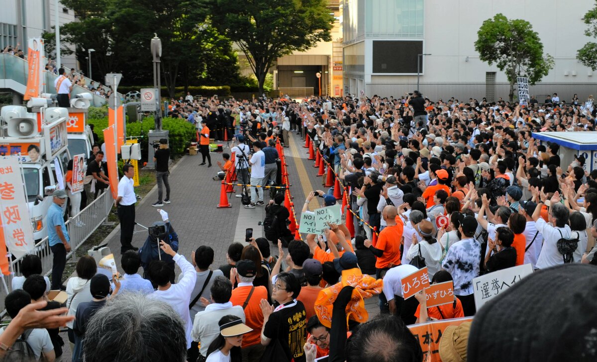 新横浜駅前で熱心に演説を聞く参政党支持者の様子