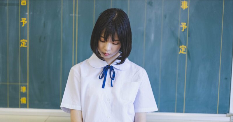 大学受験と進路選択に悩む学生のイメージ。未来の選択肢を考える受験生を象徴