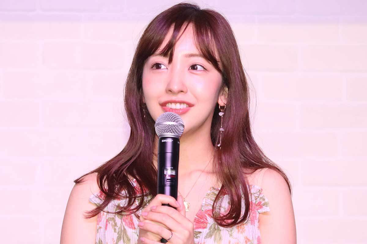 板野友美が『櫻井・有吉 THE夜会』で自身が経営するアパレルブランドのファッションを身につけ、多忙な経営者としての顔を見せた瞬間。