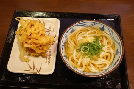 讃岐うどん激戦区における丸亀製麺の課題を示す商品写真