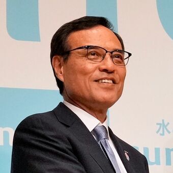サントリーホールディングス前会長の新浪剛史氏が鳥井信宏社長と共に会見に臨む様子