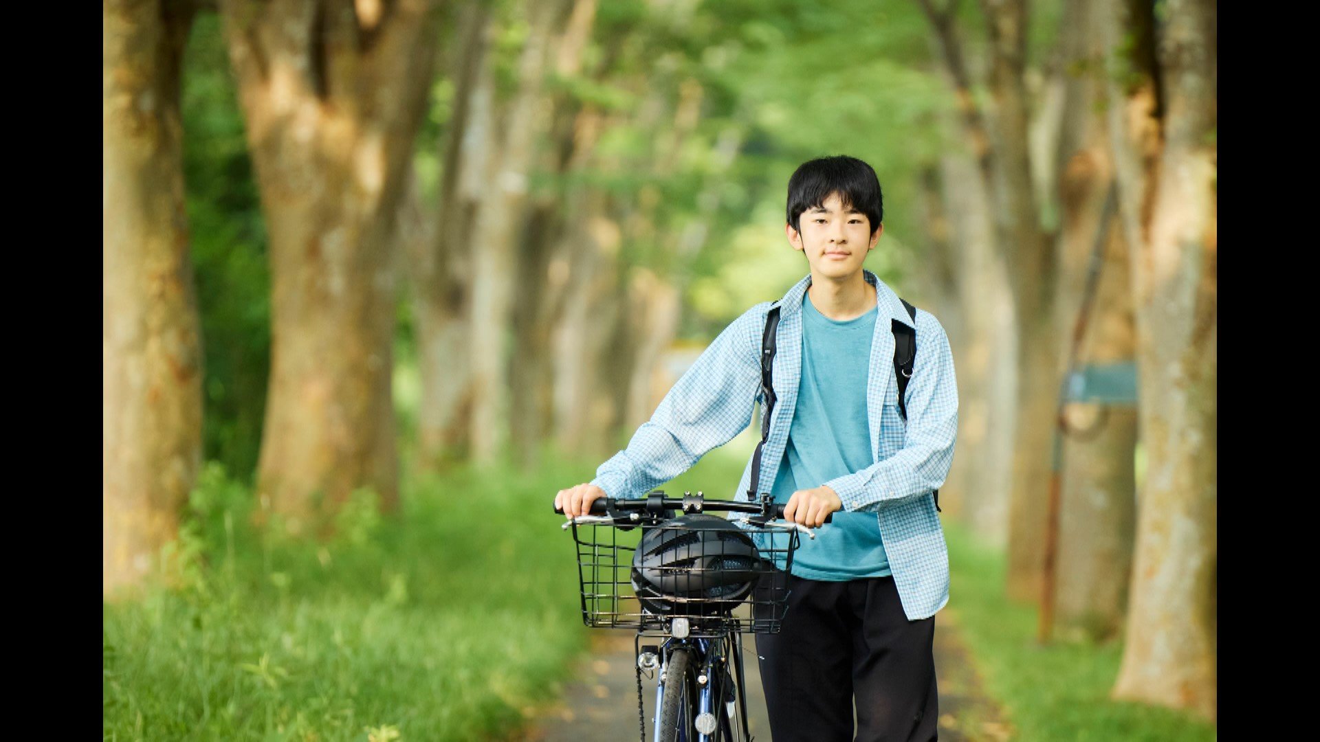 筑波大学のキャンパスで自転車に乗る悠仁さま、充実した大学生活の一コマ