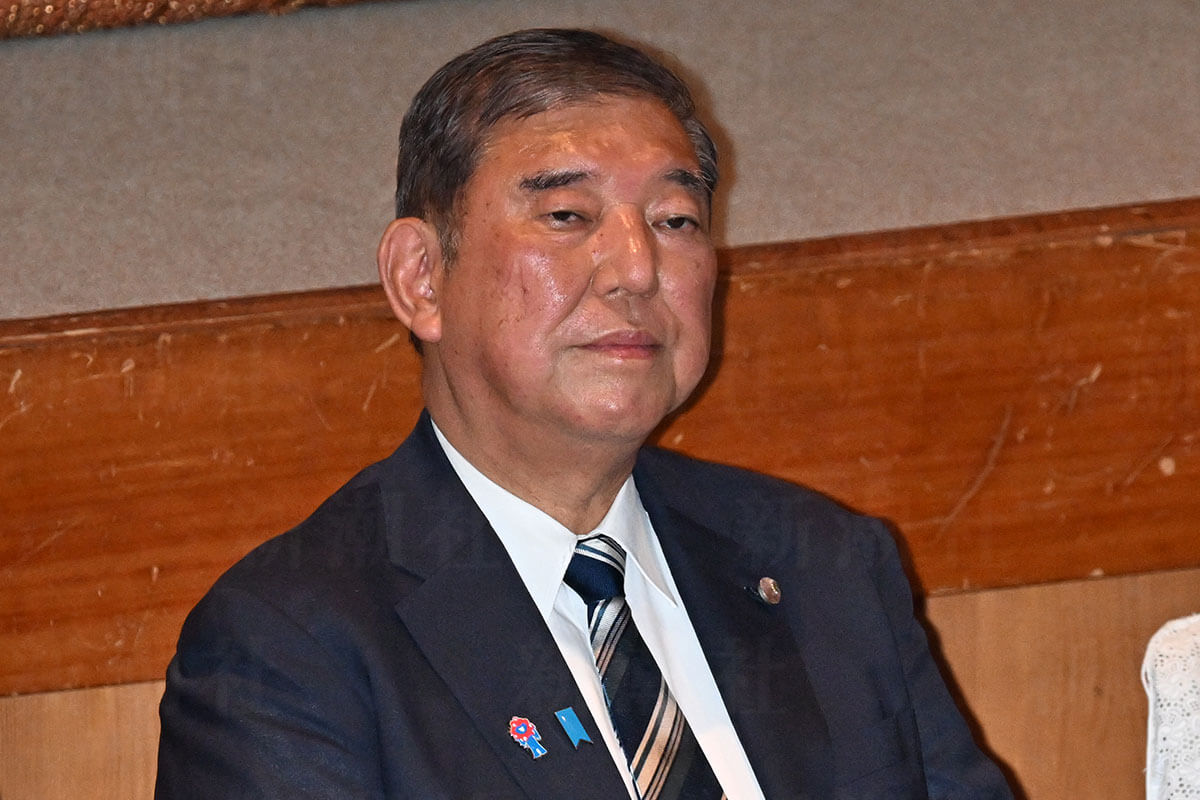 石破茂首相が正念場に立つ姿。自民党内の権力闘争と国民が求める物価高対策の狭間で揺れる政局の象徴。