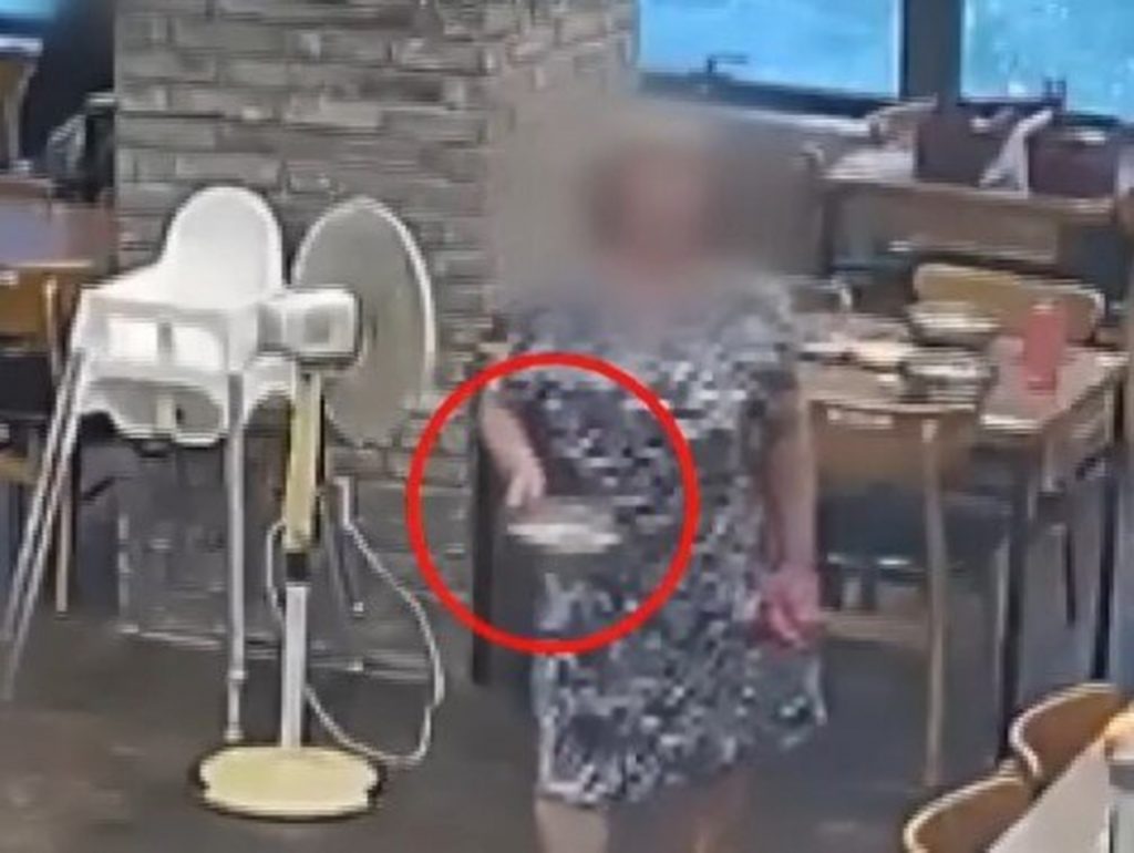 韓国の飲食店で「ご飯が乾燥している」と難癖をつけ、スプーンをテーブルに投げつけるクレーマー客の様子