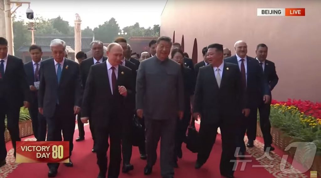 金正恩総書記がスーツ姿で習近平国家主席、プーチン大統領と並び立つ北京の戦勝節記念行事