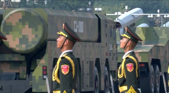 中国、抗日戦争勝利80周年記念軍事パレードで新型兵器を披露