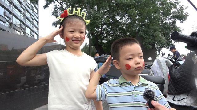北京市民、天安門広場周辺で中国の軍事パレードを見守る