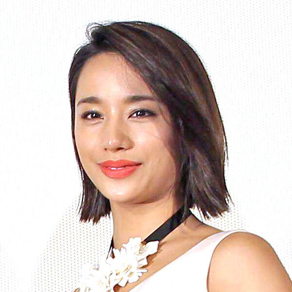 高橋メアリージュン、「奪い愛、真夏」での白塗り死者の日メイク姿。衝撃的な変貌もオフショットでは笑顔を見せる。