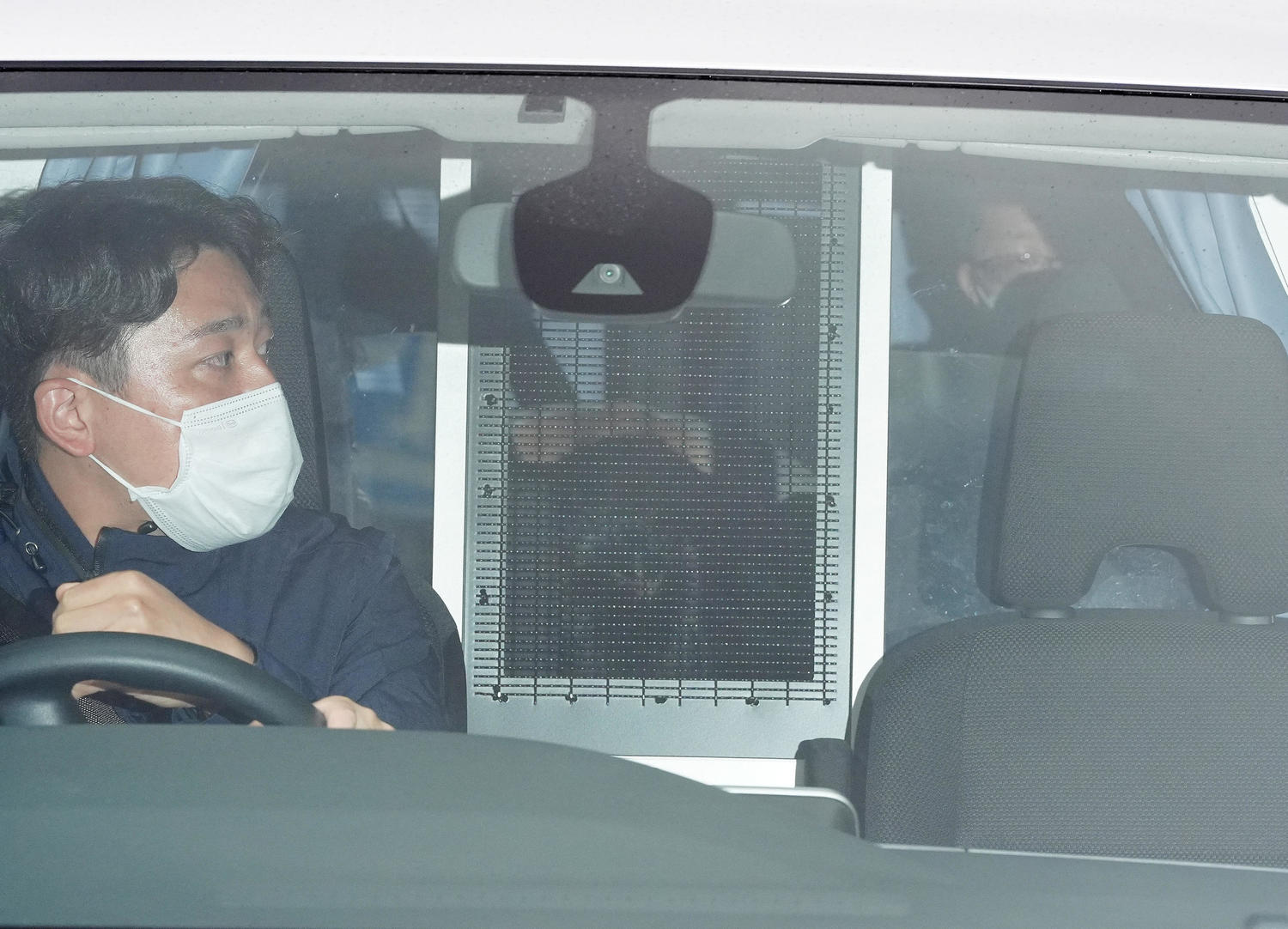 東京湾岸署に移送される清水尋也容疑者の様子