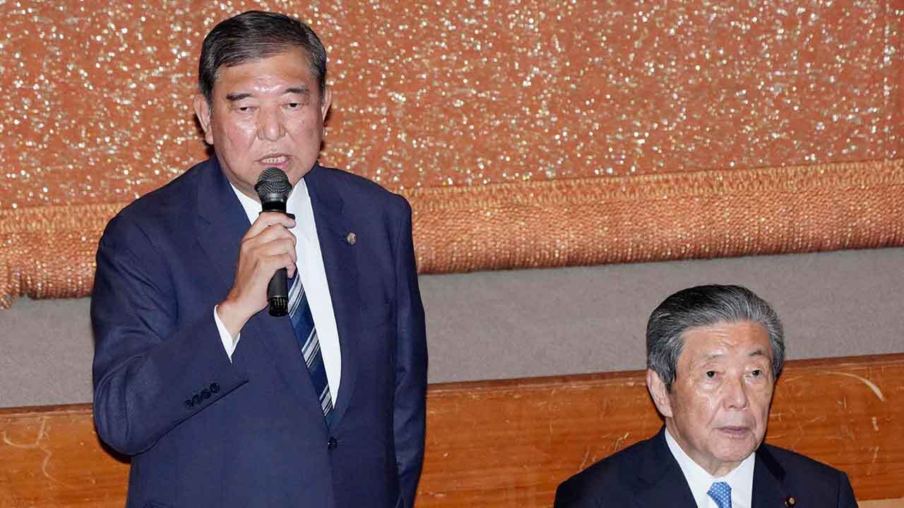 自民党の会合で、参院選敗北の総括について議論する石破首相と党幹部ら