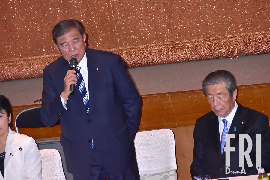 参院選大敗の責任を問われ、深々と頭を下げる石破総理。両院議員総会での謝罪と決意表明の瞬間。