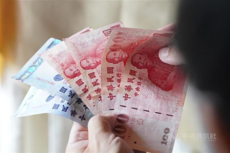 台湾政府による1万台湾元現金給付のイメージ。永住権を持つ外国人も対象となる経済支援策を示唆。