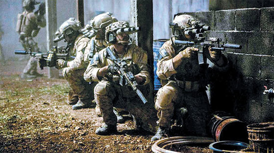 モチーフはビンラディン殺害作戦、米海軍特殊部隊「チーム6」の活動を描いた映画の一場面
