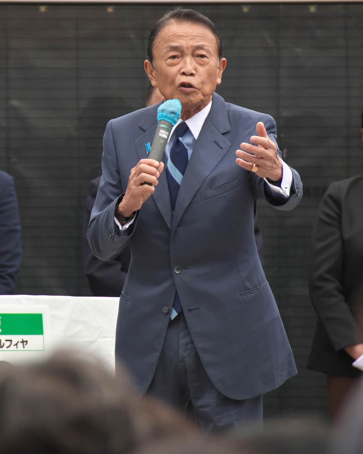 麻生太郎自民党最高顧問、派閥研修会で総裁選前倒しを要求する様子