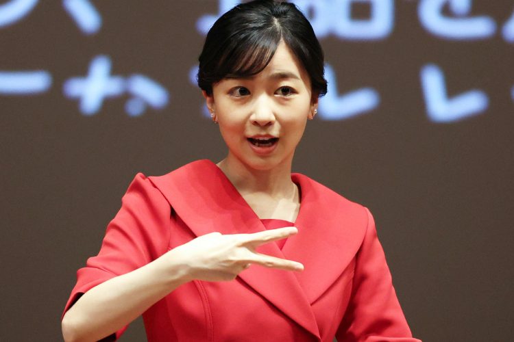 第42回全国高校生の手話スピーチコンテストで、真紅のワンピースを着用し手話でエールを送る佳子さま