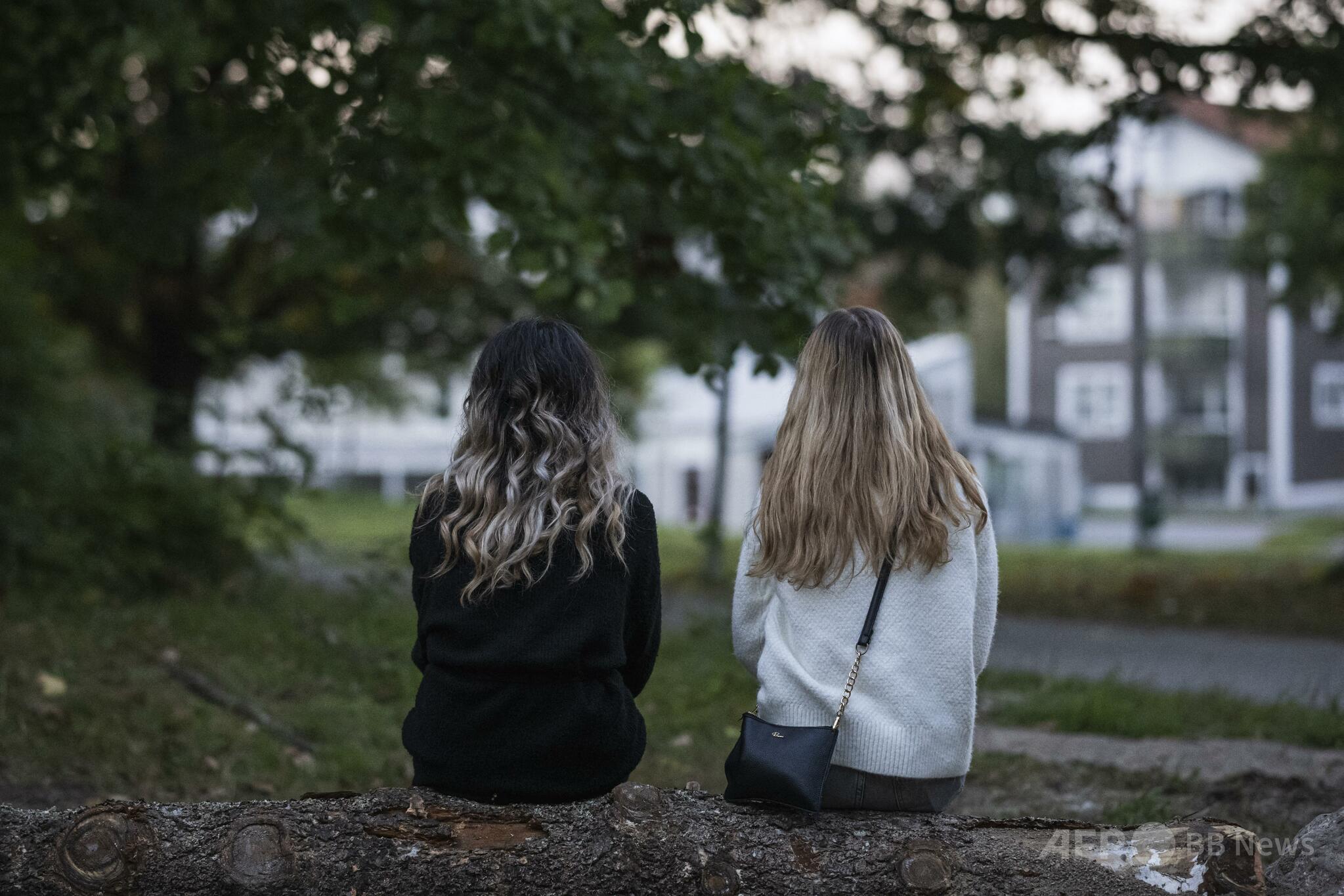 スウェーデンのギャング抗争の文脈で語られる、10代の少女たちの姿を捉えた資料写真。