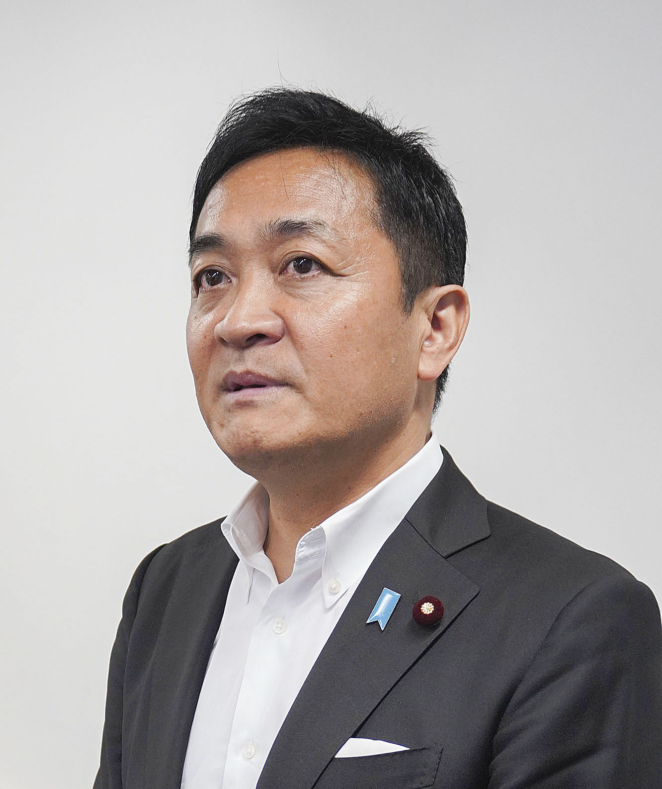 国民民主党の玉木雄一郎代表が福岡市で取材に応じ、衆院解散論について見解を述べる様子