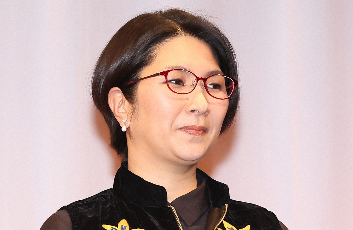 くわばたりえがYouTubeチャンネルでSHELLYとの出会いを語る様子