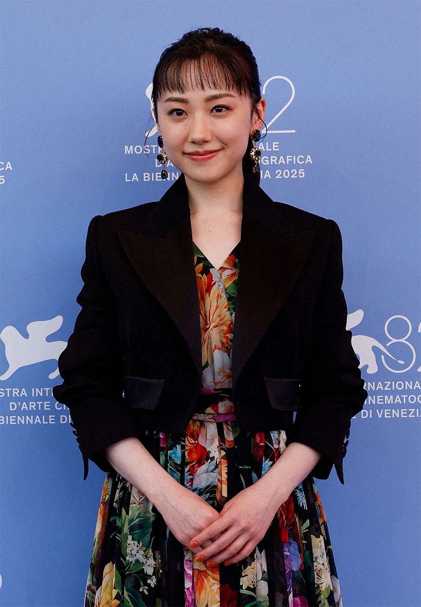 第82回ベネチア国際映画祭のフォトコールに、花柄の黒いシックなドレス姿で登場した女優・芦田愛菜。