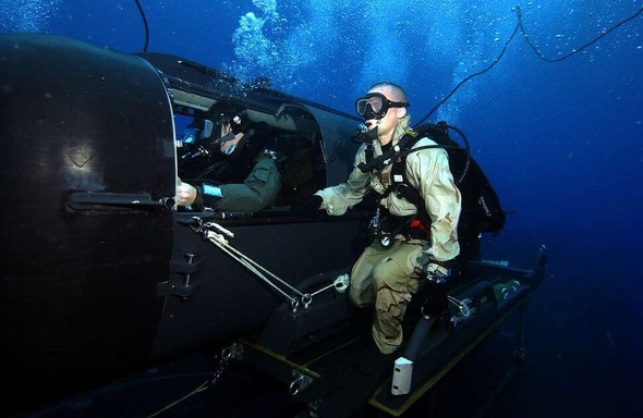 2007年、米海軍隊員が北朝鮮への潜入工作で使用された小型潜水艇で訓練する様子。第1次トランプ政権下の極秘作戦で使用された潜水艇と類似。