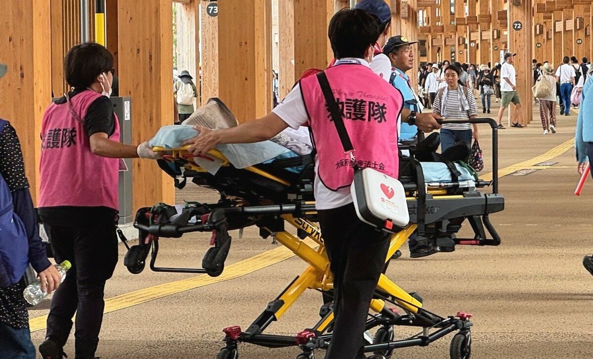 万博会場で熱中症の来場者を運ぶ救護隊