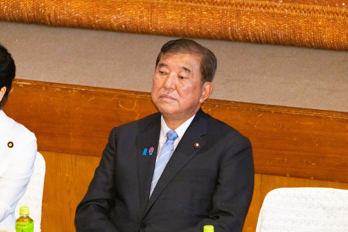 8月8日、自民党両院議員総会で演説する石破茂首相。総裁選前倒しを巡る議論の最中、厳しい表情を見せる石破政権のトップ。