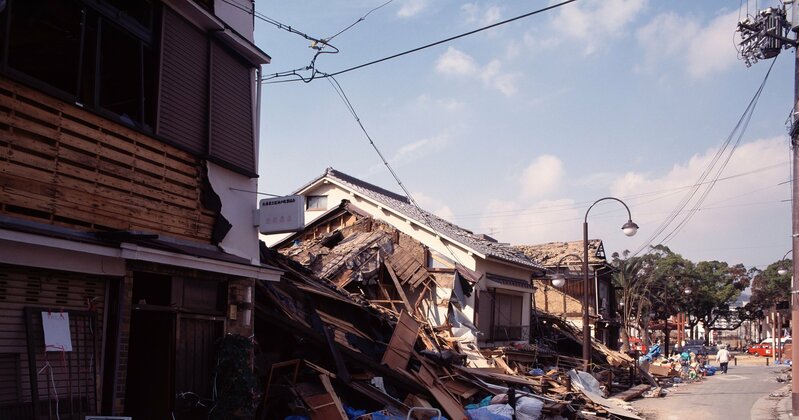 災害に備える家族と非常用持ち出し袋：緊急時の医療費対策の重要性