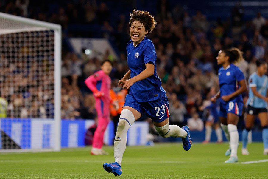マンCから一撃…日本人の決勝弾が「素晴らしい」 英開幕戦で大