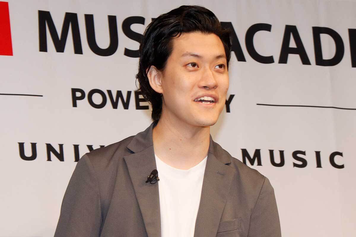 特別講義に登壇し、講演を行う霜降り明星・粗品