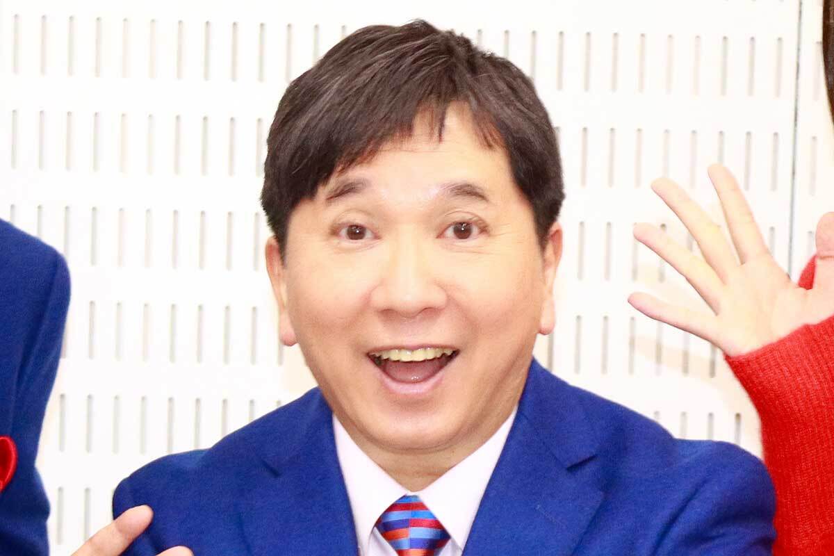爆笑問題の田中裕二氏が、競馬番組出演時に見せた笑顔。京成杯オータムハンデの買い間違い馬券で高額当選した彼の豪運を示す一枚。