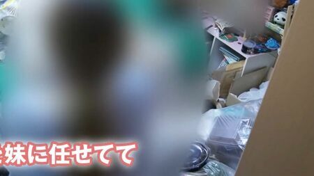 玄関までゴミが溢れかえる大阪の1Kマンションの一室