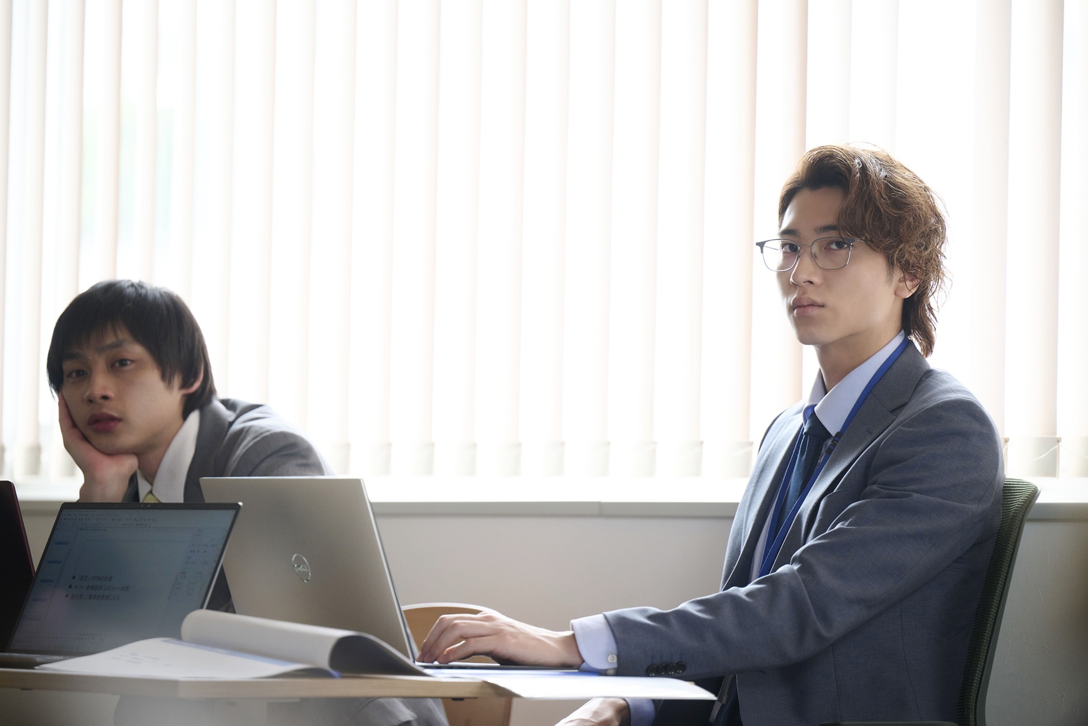 雀からの拒絶に打ちひしがれ、元気なく見える慶司（庄司浩平）。