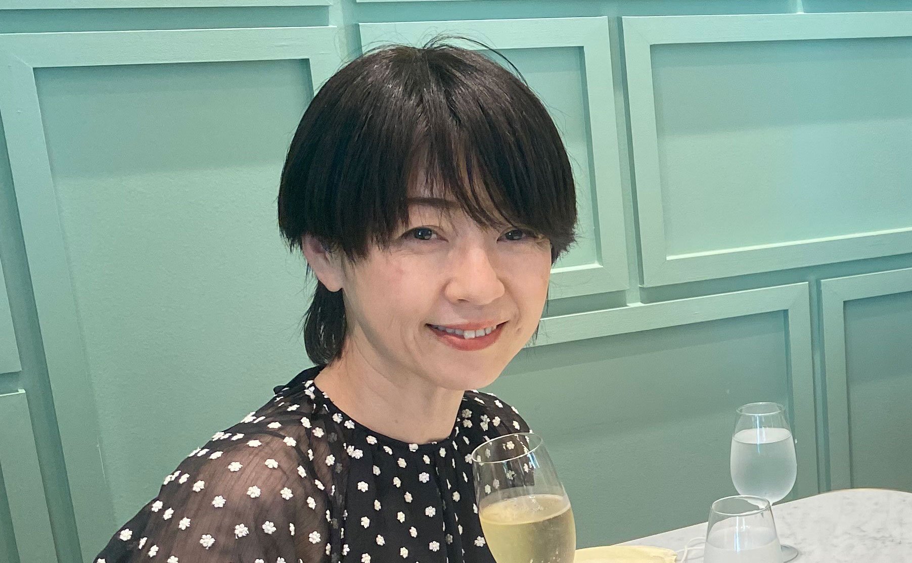 フリーアナウンサー熊谷麻衣子さんが娘さんと夫伊達みきお氏との家族旅行で笑顔を見せる