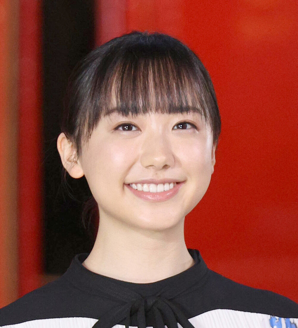 芦田愛菜、ベネチア国際映画祭レッドカーペットでブルードレス姿を披露