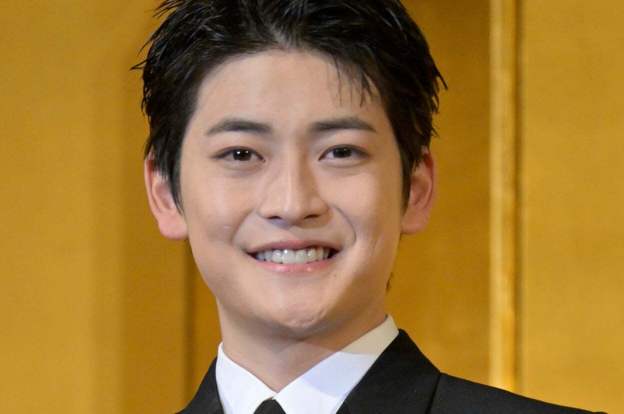 高橋文哉がデビュー6周年を報告、デニムジャケット姿で優しく微笑む自撮りショット
