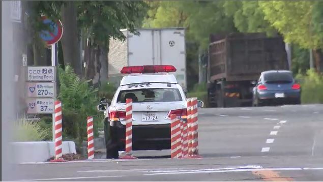 信号無視を警察官が確認…パトカーから逃走していた乗用車が信号待ちの車に衝突し逃走 3人乗車もケガ人なし