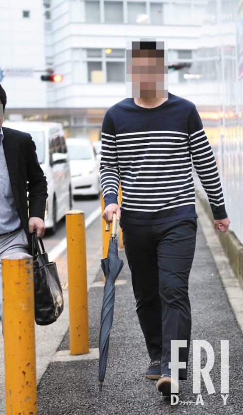 川崎老人ホーム転落死事件の重要参考人AがFRIDAYの直撃取材に対応する様子。冷静な表情で質問に答える介護士A。