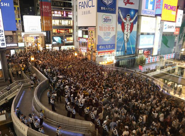 阪神タイガース優勝祝賀ムードの戎橋で雑踏事故防止のため警備を行う大阪府警