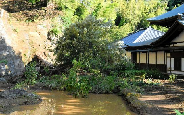 文人ゆかりの鎌倉・瑞泉寺の庭園　台風で崖崩れ、池に土砂が流れ込む